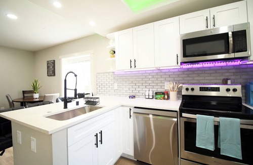 Everett House | Comfy Modern Historic Everett Stay A