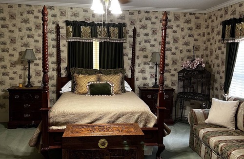 Bainbridge Bed & Breakfast | Commodore Bed & Breakfast / Green Room
