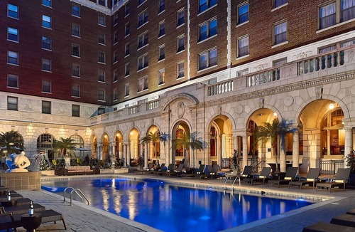 Central West End Hotel | Contemporary Hotel in Central West End district! Parking, Pool & Cinema Onsite!