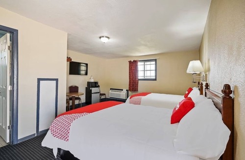 Luling Hotel | Convenient Stop Near BBQ Trail & Dining | 2 Units with Easy Access from I-10