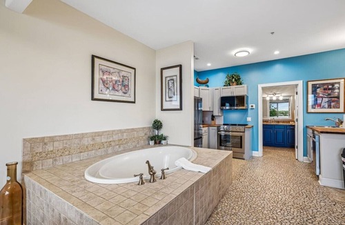 Lake Delton Condo | Corner Condo - Luxury Beachfront at Delton Grand