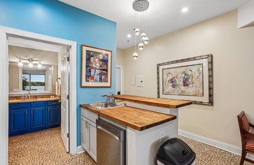 Lake Delton Condo | Corner Condo - Luxury Beachfront at Delton Grand