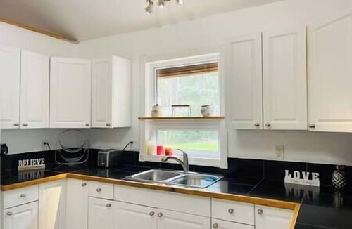 Sebright House | Cottage on Riverfront/Forest/Hot tub/Privacy