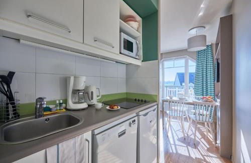 Courseulles-sur-Mer Apartment | Courseulles Coastal Apartment for 4