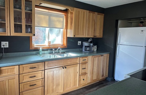 Phillips Cottage | Cozy 2-bedroom, 2 full bathrooms cottage located on Long Lake in Phillips.