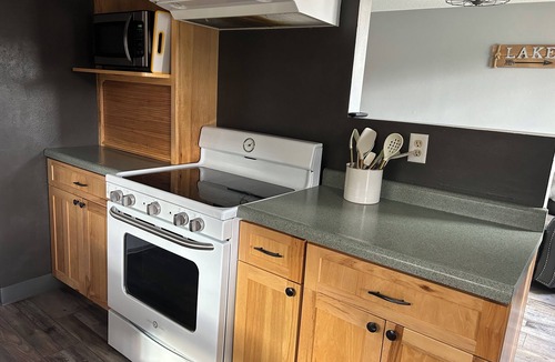 Phillips Cottage | Cozy 2-bedroom, 2 full bathrooms cottage located on Long Lake in Phillips.