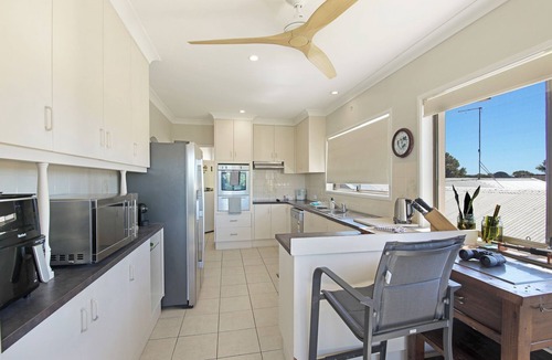 Sandy Beach House | Cozy and Peaceful: Solitary at Sandy, Walk to the Beach!