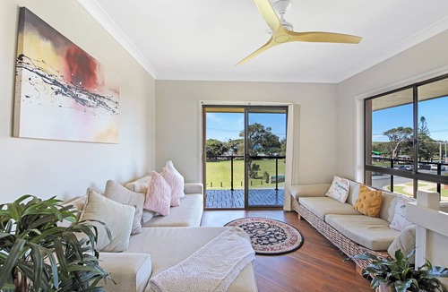 Sandy Beach House | Cozy and Peaceful: Solitary at Sandy, Walk to the Beach!