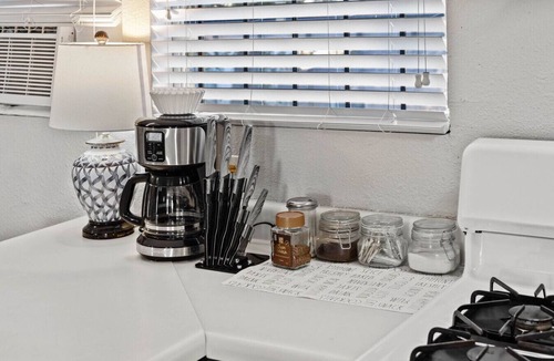 MacGregor Apartment | Cozy Apt Sleep 6 near Downtown & Med Center!