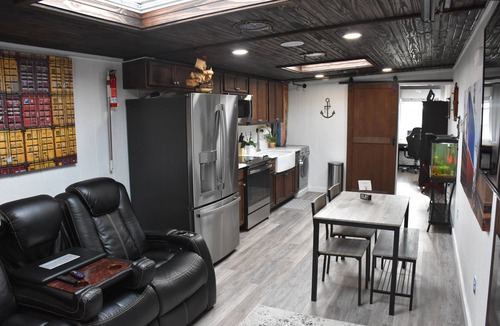 Bastrop House | Cozy container: Unique design