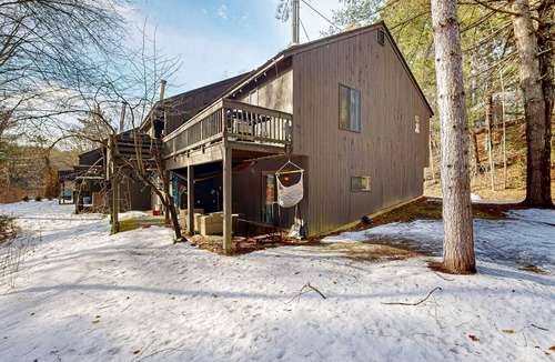 Quechee Condo | Cozy end-unit dog-friendly condo w/patio, balcony, board games, w/d, wifi, TVs