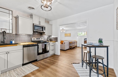 Abilene House | Cozy Fire place ~ King Beds ~ Near ACU ~ Sleeps 12 ~ FirePit ~ Pickleball ~ Pets