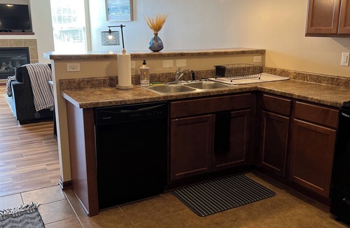 Ankeny Apartment | Cozy Haven in Ankeny: Stylish, Delightful, Comfy!