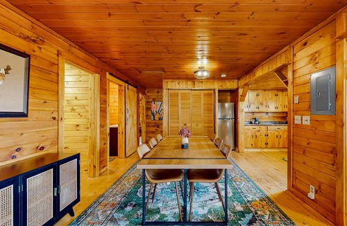 Barton House | Cozy house w/mountain views, large yard, firepit, wifi, jetted tub, TV, EV