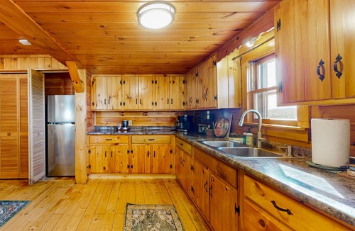 Barton House | Cozy house w/mountain views, large yard, firepit, wifi, jetted tub, TV, EV