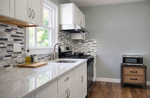 Evanston Apartment | Cozy Old Chicago Style Retreat in Evanston