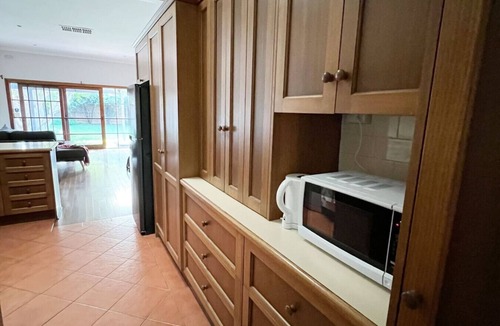 McKinnon House | Cozy Private Room like home | 5min walk to train