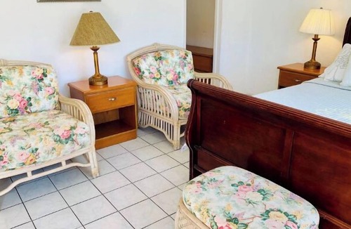 Pompano Beach Hotel | Cozy Queen Studio with Kitchen and Scenic Beach Views