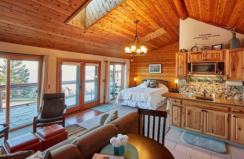 Schroeder Apartment | Cozy Schroeder Studio w/Deck on Lake Superior