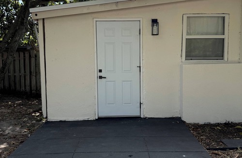 West Park Apartment | Cozy studio, centrally located, WiFi, free parking, pet friendly