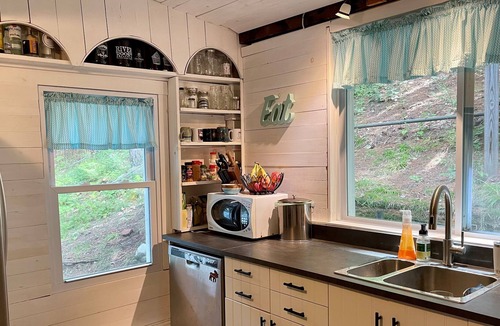 Fairlee Cabin | Cozy Swimming Hole cabin on Lake Morey