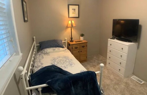 Atchison House | Cute & Comfy Bungalow