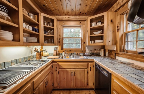 South Londonderry Cabin | Deerwood Hill ~ après ski cabin hot tub fire pit Stratton Manchester