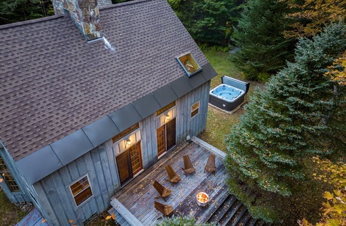 South Londonderry Cabin | Deerwood Hill ~ après ski cabin hot tub fire pit Stratton Manchester