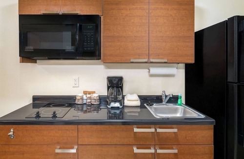 Aberdeen Hotel | Delight in Aberdeen’s Best – Pet-Friendly Room & Kitchen