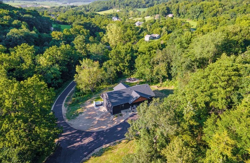 The Galena Territory House | Designer Getaway/Golf Sim + Theater/Hot Tub/Firepit