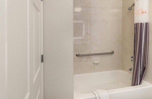 Arlington Hotel | Discover Arlington’s Magic: Comfort-Filled Stay by Six Flags & Stadium!