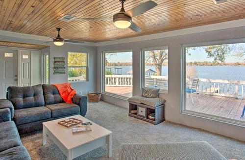 Enchanted Oaks House | Dock & Fire Pit: Lakefront Cedar Creek Home!