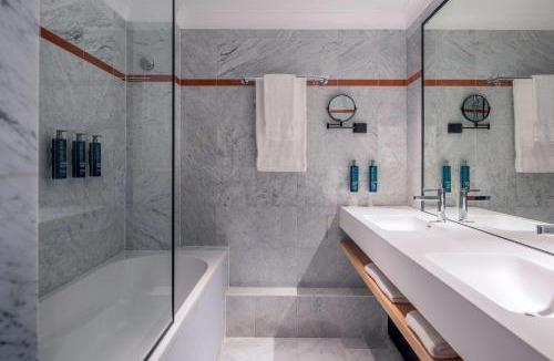 Bougival Hotel | DoubleTree by Hilton Paris Bougival