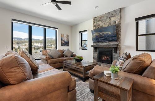Winter Park House | Downtown WP Villa 145 I Private Hot Tub I Great Views I Bunk Room I Activity Program