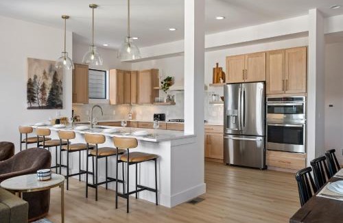 Winter Park House | Downtown WP Villa 165 I Private Hot Tub I Great Views I Bunk Room I Activity Program