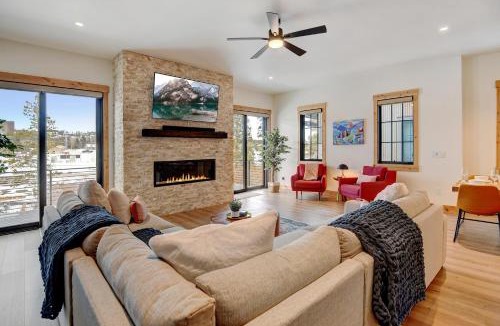 Winter Park House | Downtown WP Villa 85 I Rooftop Lounge I Private Hot Tub I Great Views I Activity Program