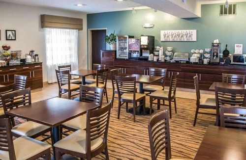 Davenport House | Dreamy accommodations near John Deere Pavilion !