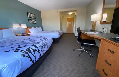 Davenport House | Dreamy accommodations near John Deere Pavilion !