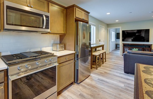 SeaTac Apartment | Easy Commuting! Modern SeaTac Unit w/Fireplace