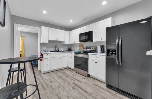 West Arlington Apartment | Easygoing 1BR Retreat near Dining and Fun Spots