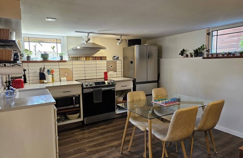 Auburn House | Eclectic Artist Flat: Great midpoint between Seattle, Tacoma, and National Parks
