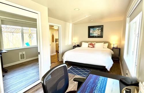 The Bowl of Edmonds House | Edmonds Getaway Cottage | Walk to Train & Stadium