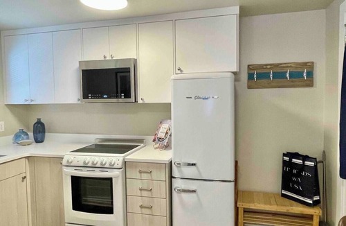 The Bowl of Edmonds House | Edmonds Getaway Cottage | Walk to Train & Stadium