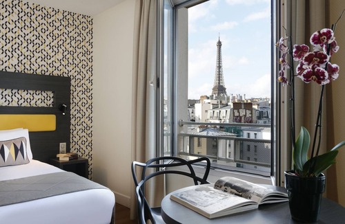 Grenelle Apartment | EIFFEL TOWER VIEWS STUDIO WITH AIRCON