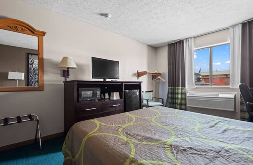 El Paso Hotel | El Paso Cozy King Haven, Clean Comfort & Easy Access | Free Parking