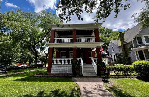 Rogers Park Apartment | Elegant and Chic 2Bed 2Bath steps from the lake!