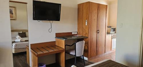 Emerald Hotel | Emerald Explorers Inn