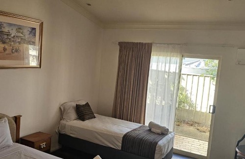 Emerald Hotel | Emerald Explorers Inn