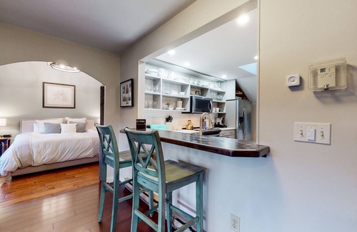 West Hartford House | End unit townhome near golf & ski - walk to Quechee Club - views & fireplace