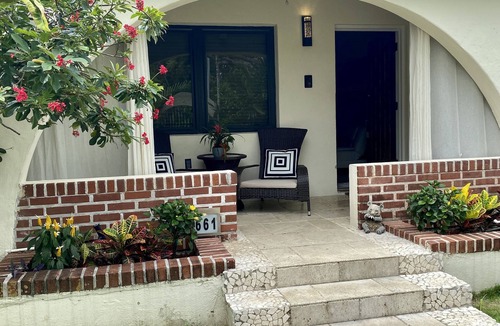Seybold House | Entire luxurious gated House with front & backyard 10min drive to Miami beach